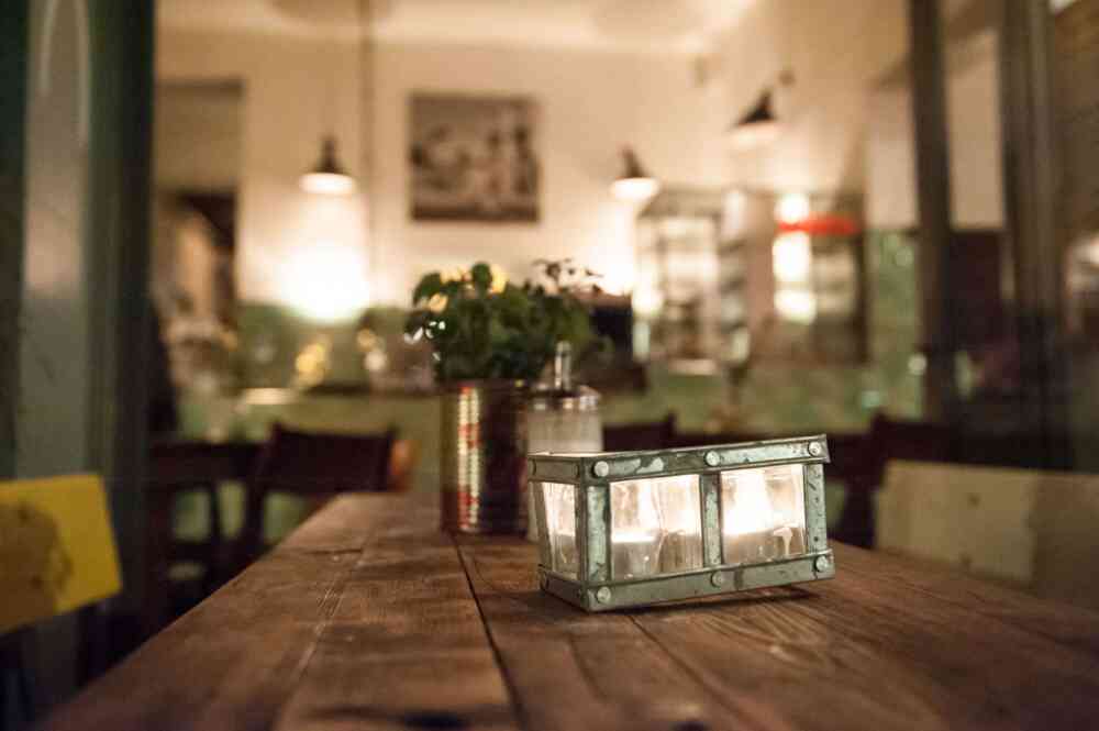 Kerze Abends im Sommer